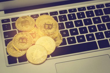 Dizüstü bilgisayarda Bitcoin, para birimi dijital exch ile altın sikke