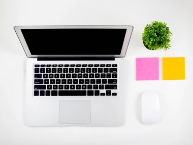 Açık ekran monitörü ile dizüstü bilgisayarın üst görünümü, mo