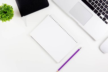 Açık ekran monitörü ile dizüstü bilgisayarın üst görünümü, di