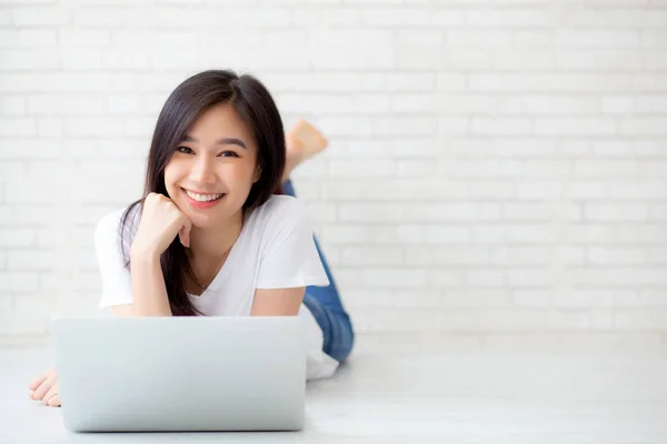 Mooi van portret Aziatische jonge vrouw werken online laptop ly — Stockfoto