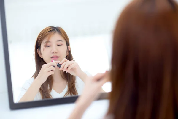 Bellezza di ritratto di giovane donna asiatica allo specchio che tiene un — Foto Stock