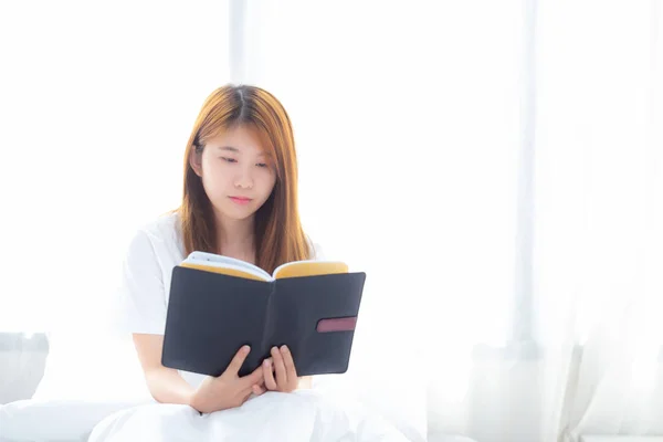 Linda de retrato jovem asiático mulher relaxar sentado leitura bo — Fotografia de Stock