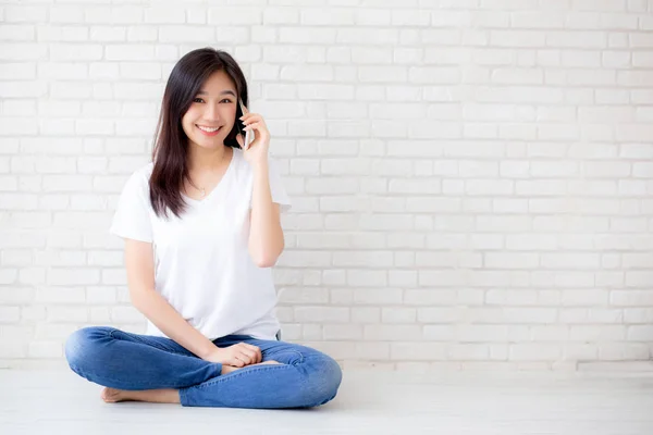 Bela de retrato jovem ásia mulher falar inteligente telefone e smi — Fotografia de Stock