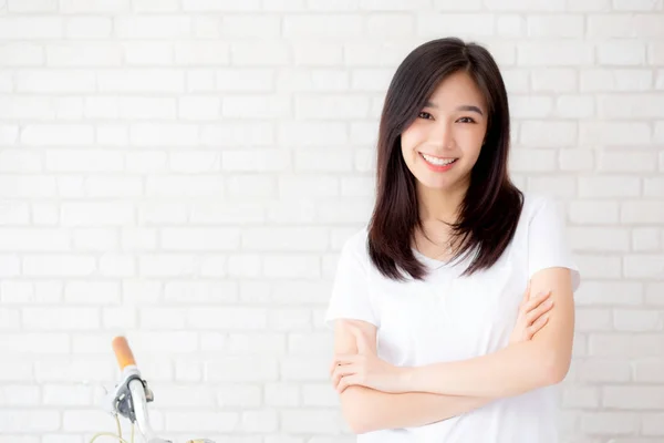 Πορτραίτο της όμορφης νεαρής Ασίας γυναίκα ευτυχία στέκεται σε gr — Φωτογραφία Αρχείου