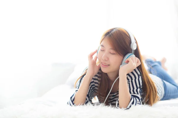 Hermosa mujer joven asiática disfrutar y divertido escuchar música con la cabeza —  Fotos de Stock