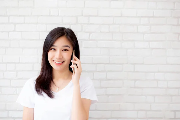 Bela de retrato jovem ásia mulher falar inteligente telefone e smi — Fotografia de Stock
