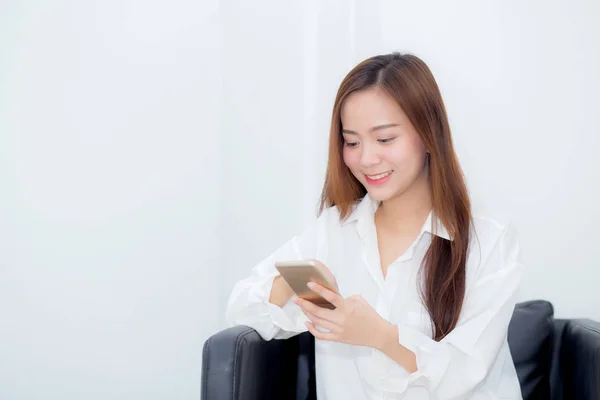 Hermosa de retrato joven mujer asiática sonriente sentado relajarse en —  Fotos de Stock