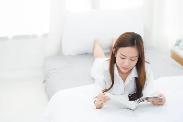 Hermoso retrato joven asiática mujer relajarse mintiendo lectura libro en —  Fotos de Stock
