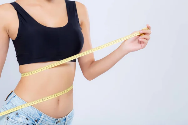 Mujer asiática dieta y delgado con la cintura de medición para el peso isolat — Foto de Stock
