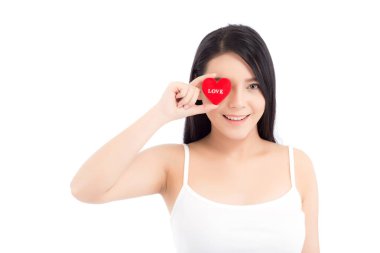 Kırmızı kalp şeklinde olan güzel Asyalı genç kadının portresi 
