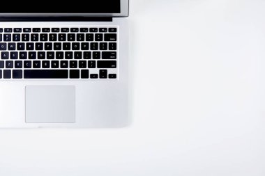 Açık ekran monitörü iso ile dizüstü bilgisayarın üst görünümü