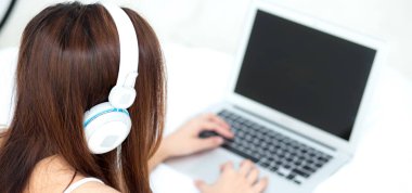 Banner web sitesi asya genç kadın h ile müzik dinlerken dinlenmek