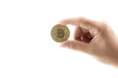 Beyaz arka planda izole edilmiş altın bitcoin tutan yakın çekim el, 