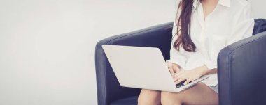 Afiş web sitesi tur kullanarak portre genç asyalı kadın güzel