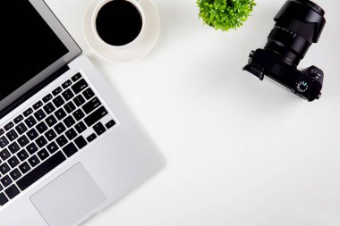 Açık ekran monitörü ve dizüstü bilgisayarın üst görünümü