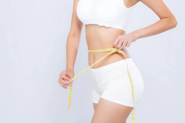 Aziatische vrouw dieet en slank met het meten van de taille voor gewicht isolat — Stockfoto