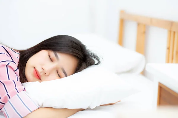 Portretul unei frumoase femei asiatice dorm întinsă în pat cu — Fotografie, imagine de stoc
