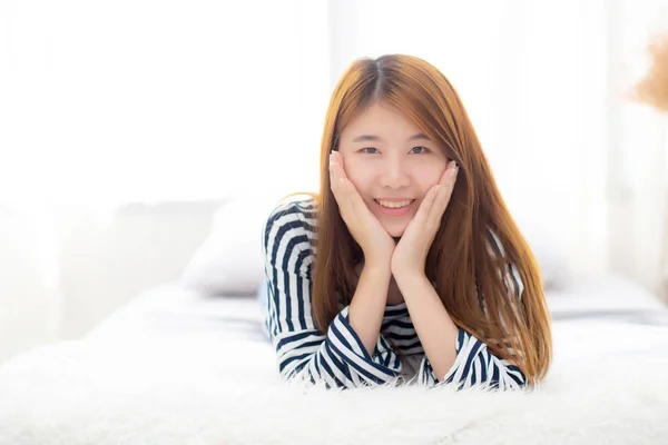 아름다운 초상화 젊은 아시아 여자 거짓말 과 미소 동안 웨이크 — 스톡 사진
