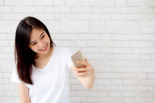 Piękny portret młody Asian kobieta biorąc a selfie z inteligentny — Zdjęcie stockowe