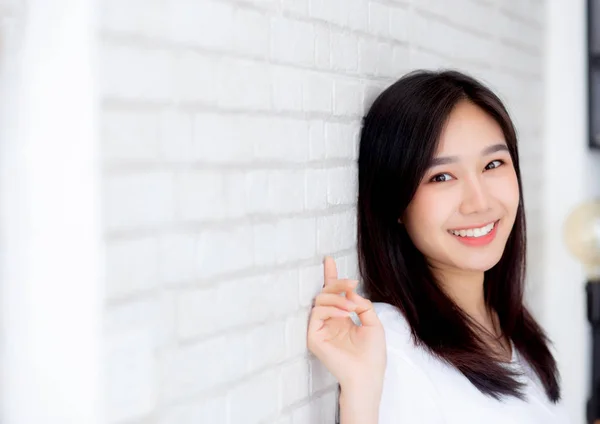 Retrato de hermosa joven mujer asiática felicidad de pie en gr —  Fotos de Stock