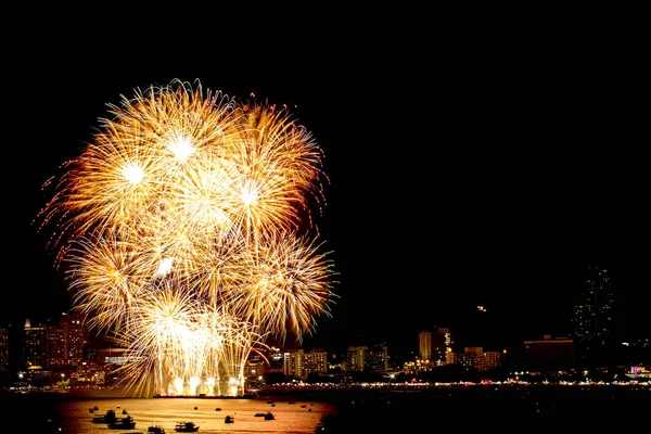 Muchos fuegos artificiales parpadeantes con fondo de paisaje urbano nocturno celebrat —  Fotos de Stock