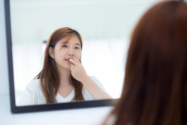 Beleza de retrato de jovem mulher asiática no espelho segurando um — Fotografia de Stock