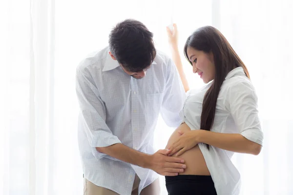 Zwangere moeder en vader staande knuffelen houden buik, famil — Stockfoto
