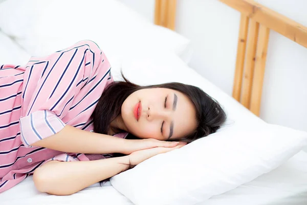 Retrato de bela asiática jovem mulher dormir deitado na cama com — Fotografia de Stock