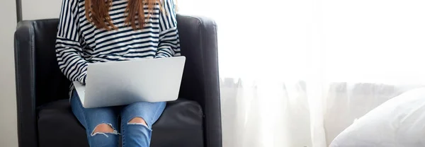 Webová stránka baner, mladá asijská žena používající přenosný počítač pro leisu — Stock fotografie