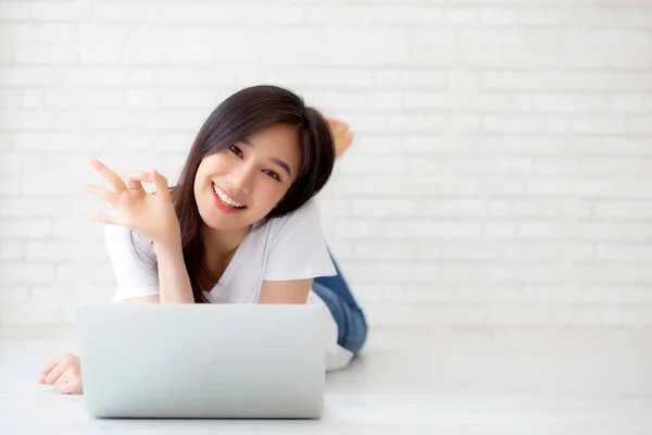 Retrato bonito asiático jovem mulher trabalhando online laptop com — Fotografia de Stock
