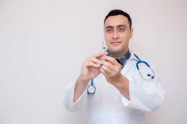 Asiatiska porträtt läkare Young man Holding spruta isolerad på whit — Stockfoto