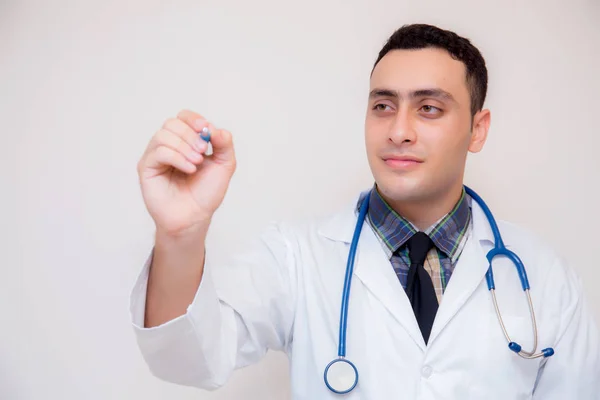 Doktor portret przystojny młody Asian Mężczyzna z stetoskop writin — Zdjęcie stockowe
