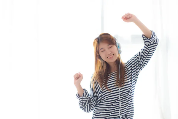 Όμορφη ασιάτισσα νεαρή γυναίκα Απολαύστε και διασκέδαση ακούσει μουσική με το κεφάλι — Φωτογραφία Αρχείου