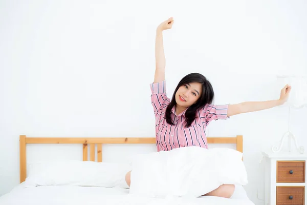 Vacker av porträtt ung asiatisk kvinna stretch och koppla av i sängen — Stockfoto