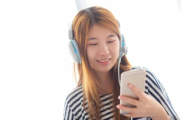 아름다운 아시아의 젊은 여자 즐기는 듣기 음악 와 헤드폰 — 스톡 사진