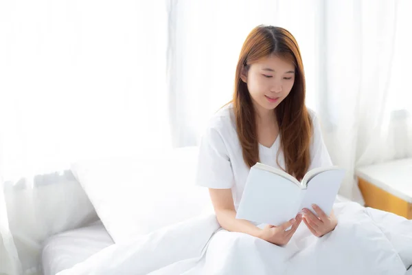 Hermosa de retrato joven asiático mujer relajarse sentado leyendo bo —  Fotos de Stock