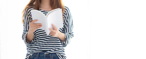 A mulher asiática nova do Web site da bandeira relaxa o livro de leitura ereto — Fotografia de Stock