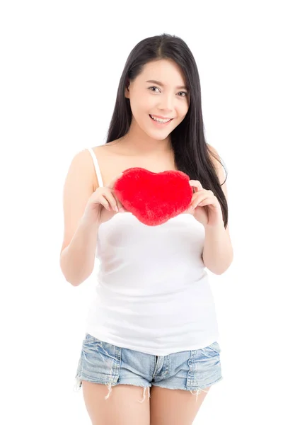 Porträt der schönen asiatischen jungen Frau mit roter Herzform — Stockfoto