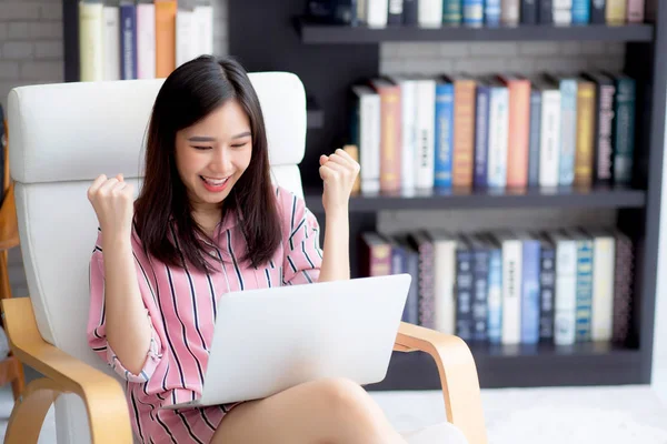 Mooi van portret Aziatische jonge vrouw opgewonden en blij van succ — Stockfoto