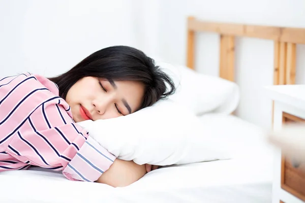 Retrato de bela asiática jovem mulher dormir deitado na cama com — Fotografia de Stock