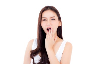 Güzel portre genç asya kadın yaylı karla dinlenme istiyorum