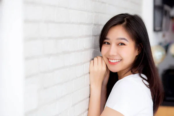 Πορτραίτο της όμορφης νεαρής Ασίας γυναίκα ευτυχία στέκεται σε gr — Φωτογραφία Αρχείου