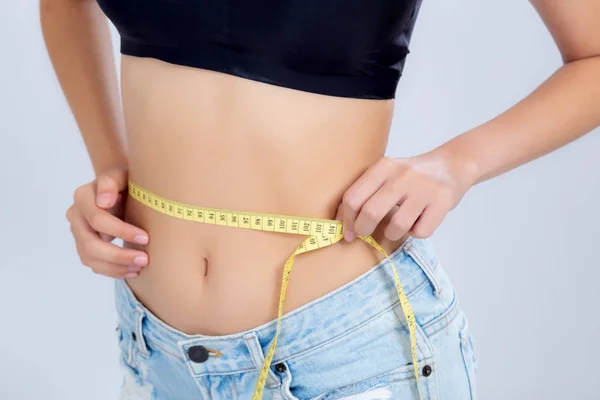 Крупним планом азіатська жінка дієта і струнка з вимірювальною талією для ваги — стокове фото