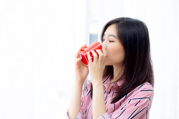 Vacker av porträtt ung asiatisk kvinna med dricka en kopp kaff — Stockfoto