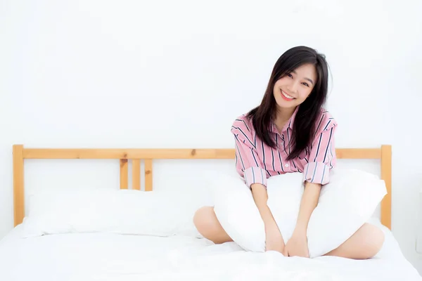 Hermoso retrato joven asiática mujer mintiendo y sonrisa mientras despierta —  Fotos de Stock