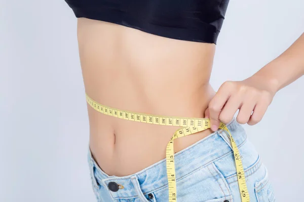 Primeros planos mujer asiática dieta y delgado con la medición de la cintura para pesar — Foto de Stock