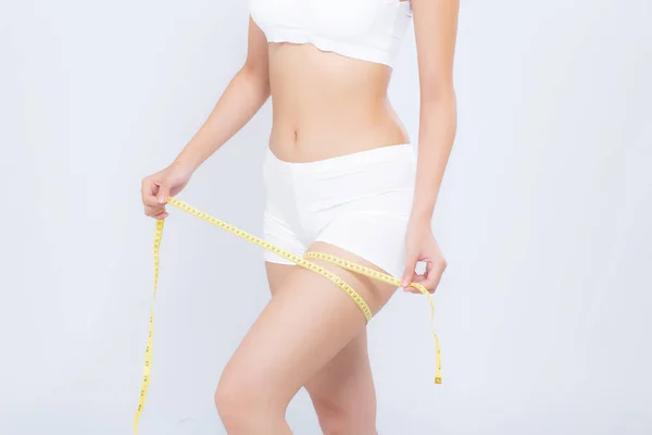 Fechar a perna branca magro e corpo da mulher com medida isolat — Fotografia de Stock