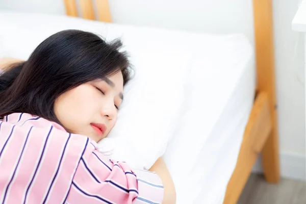 Retrato de bela asiática jovem mulher dormir deitado na cama com — Fotografia de Stock