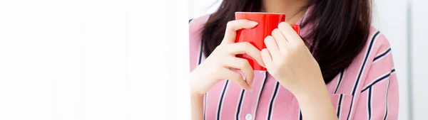 Banner sitio web hermosa mujer asiática joven con beber una taza de c —  Fotos de Stock