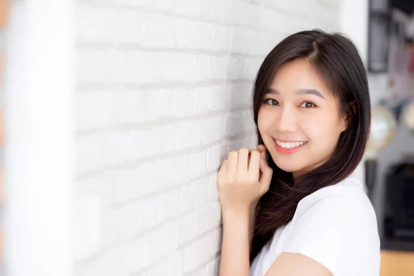 Portrait de belle jeune femme asiatique bonheur debout sur gr — Photo